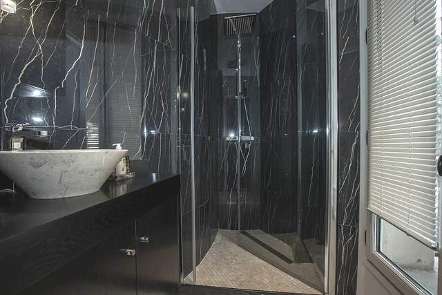 La 1ère salle de bains