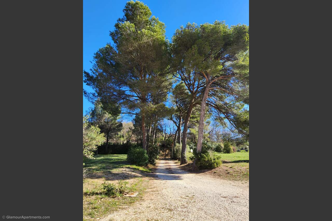 Bastide des XVIe–XVIIe siècles (Cadenet, Provence)